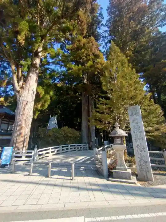 高野山金剛峯寺奥の院の{uncategorized: "未分類", other: "その他", undefined: "問題あり", building: "その他建物", grave: "お墓", sacred_gate: "鳥居", guardian: "狛犬", statue: "像", buddha: "仏像", history: "歴史", nature: "自然", garden: "庭園", animal: "動物", pagoda: "塔", temizu: "手水舎", mountain_gate: "山門・神門", sanctuary: "本殿・本堂", subordinate: "末社・摂社", art: "芸術", scenery: "景色", jizo: "地蔵", ema: "絵馬", goshuin: "御朱印", omikuji: "おみくじ", items: "授与品その他", amulet: "お守り", goshuincho: "御朱印帳", eats: "食事", festival: "お祭り", votive_dance: "神楽", shichigosan: "七五三参", wedding: "結婚式", experience: "体験その他", initially: "初詣", around: "周辺", anti_infection: "感染症対策"}