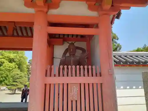 野中寺の像