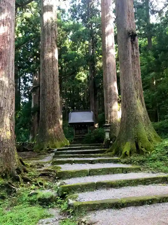 雄山神社中宮祈願殿の自然