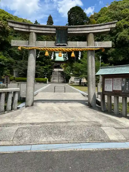 礒宮八幡神社の{uncategorized: "未分類", other: "その他", undefined: "問題あり", building: "その他建物", grave: "お墓", sacred_gate: "鳥居", guardian: "狛犬", statue: "像", buddha: "仏像", history: "歴史", nature: "自然", garden: "庭園", animal: "動物", pagoda: "塔", temizu: "手水舎", mountain_gate: "山門・神門", sanctuary: "本殿・本堂", subordinate: "末社・摂社", art: "芸術", scenery: "景色", jizo: "地蔵", ema: "絵馬", goshuin: "御朱印", omikuji: "おみくじ", items: "授与品その他", amulet: "お守り", goshuincho: "御朱印帳", eats: "食事", festival: "お祭り", votive_dance: "神楽", shichigosan: "七五三参", wedding: "結婚式", experience: "体験その他", initially: "初詣", around: "周辺", anti_infection: "感染症対策"}