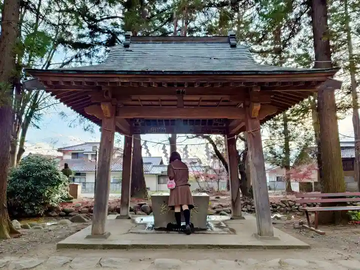 大井俣窪八幡神社の手水舎