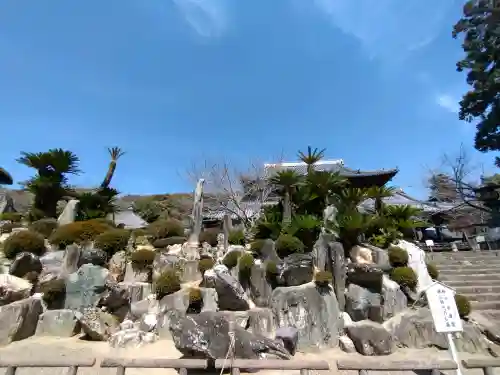 粉河寺の{uncategorized: "未分類", other: "その他", undefined: "問題あり", building: "その他建物", grave: "お墓", sacred_gate: "鳥居", guardian: "狛犬", statue: "像", buddha: "仏像", history: "歴史", nature: "自然", garden: "庭園", animal: "動物", pagoda: "塔", temizu: "手水舎", mountain_gate: "山門・神門", sanctuary: "本殿・本堂", subordinate: "末社・摂社", art: "芸術", scenery: "景色", jizo: "地蔵", ema: "絵馬", goshuin: "御朱印", omikuji: "おみくじ", items: "授与品その他", amulet: "お守り", goshuincho: "御朱印帳", eats: "食事", festival: "お祭り", votive_dance: "神楽", shichigosan: "七五三参", wedding: "結婚式", experience: "体験その他", initially: "初詣", around: "周辺", anti_infection: "感染症対策"}