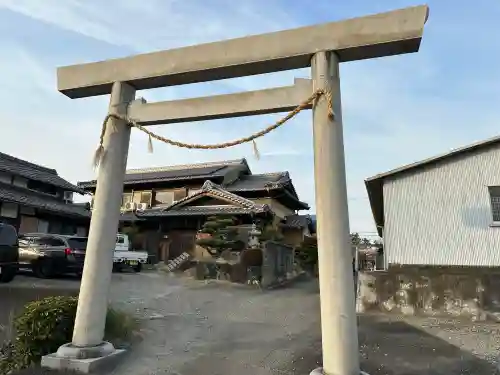 鳥取山田神社の{uncategorized: "未分類", other: "その他", undefined: "問題あり", building: "その他建物", grave: "お墓", sacred_gate: "鳥居", guardian: "狛犬", statue: "像", buddha: "仏像", history: "歴史", nature: "自然", garden: "庭園", animal: "動物", pagoda: "塔", temizu: "手水舎", mountain_gate: "山門・神門", sanctuary: "本殿・本堂", subordinate: "末社・摂社", art: "芸術", scenery: "景色", jizo: "地蔵", ema: "絵馬", goshuin: "御朱印", omikuji: "おみくじ", items: "授与品その他", amulet: "お守り", goshuincho: "御朱印帳", eats: "食事", festival: "お祭り", votive_dance: "神楽", shichigosan: "七五三参", wedding: "結婚式", experience: "体験その他", initially: "初詣", around: "周辺", anti_infection: "感染症対策"}