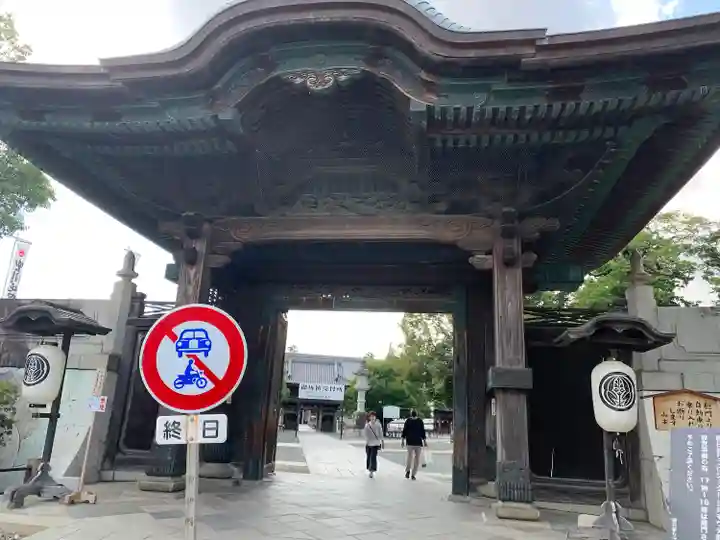 豊川閣 妙厳寺の山門・神門