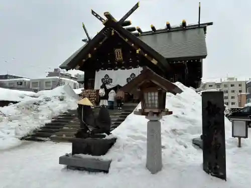 札幌諏訪神社の{uncategorized: "未分類", other: "その他", undefined: "問題あり", building: "その他建物", grave: "お墓", sacred_gate: "鳥居", guardian: "狛犬", statue: "像", buddha: "仏像", history: "歴史", nature: "自然", garden: "庭園", animal: "動物", pagoda: "塔", temizu: "手水舎", mountain_gate: "山門・神門", sanctuary: "本殿・本堂", subordinate: "末社・摂社", art: "芸術", scenery: "景色", jizo: "地蔵", ema: "絵馬", goshuin: "御朱印", omikuji: "おみくじ", items: "授与品その他", amulet: "お守り", goshuincho: "御朱印帳", eats: "食事", festival: "お祭り", votive_dance: "神楽", shichigosan: "七五三参", wedding: "結婚式", experience: "体験その他", initially: "初詣", around: "周辺", anti_infection: "感染症対策"}