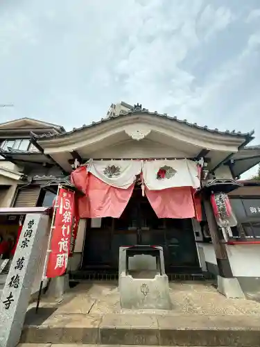 萬徳寺の{uncategorized: "未分類", other: "その他", undefined: "問題あり", building: "その他建物", grave: "お墓", sacred_gate: "鳥居", guardian: "狛犬", statue: "像", buddha: "仏像", history: "歴史", nature: "自然", garden: "庭園", animal: "動物", pagoda: "塔", temizu: "手水舎", mountain_gate: "山門・神門", sanctuary: "本殿・本堂", subordinate: "末社・摂社", art: "芸術", scenery: "景色", jizo: "地蔵", ema: "絵馬", goshuin: "御朱印", omikuji: "おみくじ", items: "授与品その他", amulet: "お守り", goshuincho: "御朱印帳", eats: "食事", festival: "お祭り", votive_dance: "神楽", shichigosan: "七五三参", wedding: "結婚式", experience: "体験その他", initially: "初詣", around: "周辺", anti_infection: "感染症対策"}