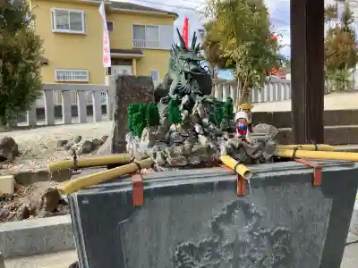 諏訪神社の{uncategorized: "未分類", other: "その他", undefined: "問題あり", building: "その他建物", grave: "お墓", sacred_gate: "鳥居", guardian: "狛犬", statue: "像", buddha: "仏像", history: "歴史", nature: "自然", garden: "庭園", animal: "動物", pagoda: "塔", temizu: "手水舎", mountain_gate: "山門・神門", sanctuary: "本殿・本堂", subordinate: "末社・摂社", art: "芸術", scenery: "景色", jizo: "地蔵", ema: "絵馬", goshuin: "御朱印", omikuji: "おみくじ", items: "授与品その他", amulet: "お守り", goshuincho: "御朱印帳", eats: "食事", festival: "お祭り", votive_dance: "神楽", shichigosan: "七五三参", wedding: "結婚式", experience: "体験その他", initially: "初詣", around: "周辺", anti_infection: "感染症対策"}