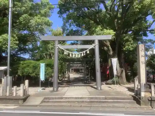 六所社（下飯田）の鳥居