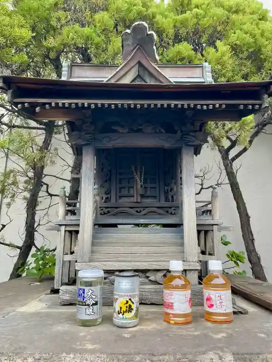 豊川稲荷(藤沢さいか屋)の{uncategorized: "未分類", other: "その他", undefined: "問題あり", building: "その他建物", grave: "お墓", sacred_gate: "鳥居", guardian: "狛犬", statue: "像", buddha: "仏像", history: "歴史", nature: "自然", garden: "庭園", animal: "動物", pagoda: "塔", temizu: "手水舎", mountain_gate: "山門・神門", sanctuary: "本殿・本堂", subordinate: "末社・摂社", art: "芸術", scenery: "景色", jizo: "地蔵", ema: "絵馬", goshuin: "御朱印", omikuji: "おみくじ", items: "授与品その他", amulet: "お守り", goshuincho: "御朱印帳", eats: "食事", festival: "お祭り", votive_dance: "神楽", shichigosan: "七五三参", wedding: "結婚式", experience: "体験その他", initially: "初詣", around: "周辺", anti_infection: "感染症対策"}