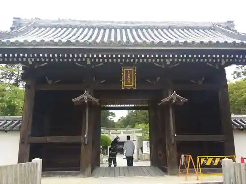 多田神社の山門