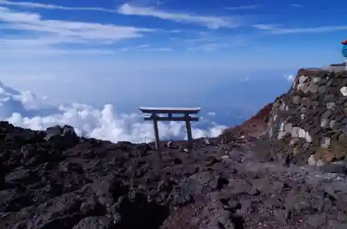 富士山頂上浅間大社奥宮の鳥居