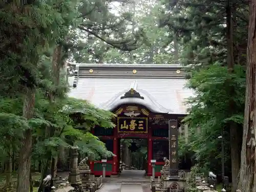 三峯神社の山門