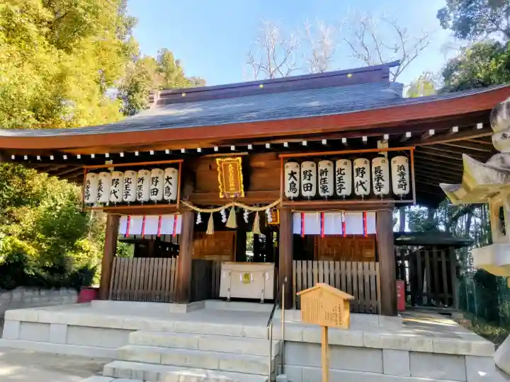 大鳥美波比神社(大鳥大社境内摂社)の{uncategorized: "未分類", other: "その他", undefined: "問題あり", building: "その他建物", grave: "お墓", sacred_gate: "鳥居", guardian: "狛犬", statue: "像", buddha: "仏像", history: "歴史", nature: "自然", garden: "庭園", animal: "動物", pagoda: "塔", temizu: "手水舎", mountain_gate: "山門・神門", sanctuary: "本殿・本堂", subordinate: "末社・摂社", art: "芸術", scenery: "景色", jizo: "地蔵", ema: "絵馬", goshuin: "御朱印", omikuji: "おみくじ", items: "授与品その他", amulet: "お守り", goshuincho: "御朱印帳", eats: "食事", festival: "お祭り", votive_dance: "神楽", shichigosan: "七五三参", wedding: "結婚式", experience: "体験その他", initially: "初詣", around: "周辺", anti_infection: "感染症対策"}