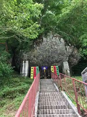 釣鐘三尊像の本殿・本堂