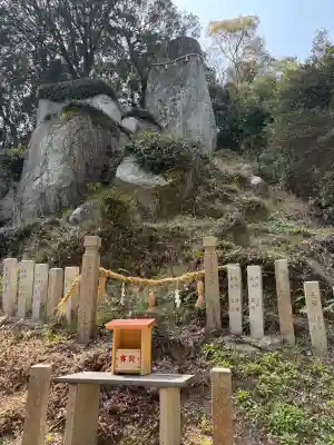 岩上神社の{uncategorized: "未分類", other: "その他", undefined: "問題あり", building: "その他建物", grave: "お墓", sacred_gate: "鳥居", guardian: "狛犬", statue: "像", buddha: "仏像", history: "歴史", nature: "自然", garden: "庭園", animal: "動物", pagoda: "塔", temizu: "手水舎", mountain_gate: "山門・神門", sanctuary: "本殿・本堂", subordinate: "末社・摂社", art: "芸術", scenery: "景色", jizo: "地蔵", ema: "絵馬", goshuin: "御朱印", omikuji: "おみくじ", items: "授与品その他", amulet: "お守り", goshuincho: "御朱印帳", eats: "食事", festival: "お祭り", votive_dance: "神楽", shichigosan: "七五三参", wedding: "結婚式", experience: "体験その他", initially: "初詣", around: "周辺", anti_infection: "感染症対策"}