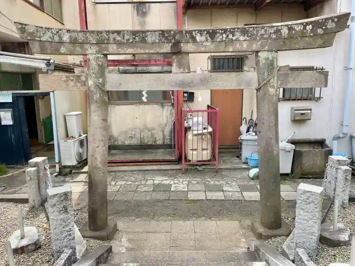 正一位原市場稲荷大明神の{uncategorized: "未分類", other: "その他", undefined: "問題あり", building: "その他建物", grave: "お墓", sacred_gate: "鳥居", guardian: "狛犬", statue: "像", buddha: "仏像", history: "歴史", nature: "自然", garden: "庭園", animal: "動物", pagoda: "塔", temizu: "手水舎", mountain_gate: "山門・神門", sanctuary: "本殿・本堂", subordinate: "末社・摂社", art: "芸術", scenery: "景色", jizo: "地蔵", ema: "絵馬", goshuin: "御朱印", omikuji: "おみくじ", items: "授与品その他", amulet: "お守り", goshuincho: "御朱印帳", eats: "食事", festival: "お祭り", votive_dance: "神楽", shichigosan: "七五三参", wedding: "結婚式", experience: "体験その他", initially: "初詣", around: "周辺", anti_infection: "感染症対策"}