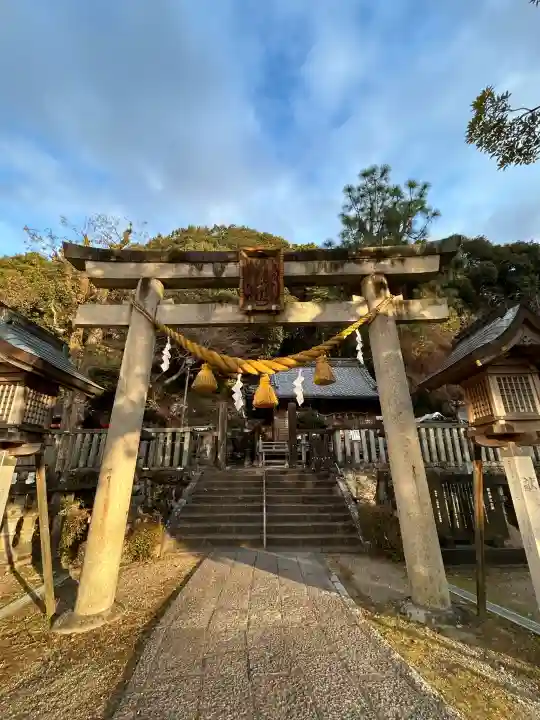 橿森神社の{uncategorized: "未分類", other: "その他", undefined: "問題あり", building: "その他建物", grave: "お墓", sacred_gate: "鳥居", guardian: "狛犬", statue: "像", buddha: "仏像", history: "歴史", nature: "自然", garden: "庭園", animal: "動物", pagoda: "塔", temizu: "手水舎", mountain_gate: "山門・神門", sanctuary: "本殿・本堂", subordinate: "末社・摂社", art: "芸術", scenery: "景色", jizo: "地蔵", ema: "絵馬", goshuin: "御朱印", omikuji: "おみくじ", items: "授与品その他", amulet: "お守り", goshuincho: "御朱印帳", eats: "食事", festival: "お祭り", votive_dance: "神楽", shichigosan: "七五三参", wedding: "結婚式", experience: "体験その他", initially: "初詣", around: "周辺", anti_infection: "感染症対策"}