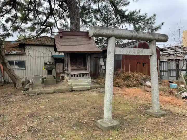 第六天神社の{uncategorized: "未分類", other: "その他", undefined: "問題あり", building: "その他建物", grave: "お墓", sacred_gate: "鳥居", guardian: "狛犬", statue: "像", buddha: "仏像", history: "歴史", nature: "自然", garden: "庭園", animal: "動物", pagoda: "塔", temizu: "手水舎", mountain_gate: "山門・神門", sanctuary: "本殿・本堂", subordinate: "末社・摂社", art: "芸術", scenery: "景色", jizo: "地蔵", ema: "絵馬", goshuin: "御朱印", omikuji: "おみくじ", items: "授与品その他", amulet: "お守り", goshuincho: "御朱印帳", eats: "食事", festival: "お祭り", votive_dance: "神楽", shichigosan: "七五三参", wedding: "結婚式", experience: "体験その他", initially: "初詣", around: "周辺", anti_infection: "感染症対策"}