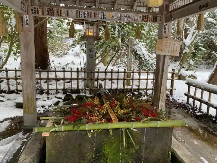 伊佐須美神社の{uncategorized: "未分類", other: "その他", undefined: "問題あり", building: "その他建物", grave: "お墓", sacred_gate: "鳥居", guardian: "狛犬", statue: "像", buddha: "仏像", history: "歴史", nature: "自然", garden: "庭園", animal: "動物", pagoda: "塔", temizu: "手水舎", mountain_gate: "山門・神門", sanctuary: "本殿・本堂", subordinate: "末社・摂社", art: "芸術", scenery: "景色", jizo: "地蔵", ema: "絵馬", goshuin: "御朱印", omikuji: "おみくじ", items: "授与品その他", amulet: "お守り", goshuincho: "御朱印帳", eats: "食事", festival: "お祭り", votive_dance: "神楽", shichigosan: "七五三参", wedding: "結婚式", experience: "体験その他", initially: "初詣", around: "周辺", anti_infection: "感染症対策"}