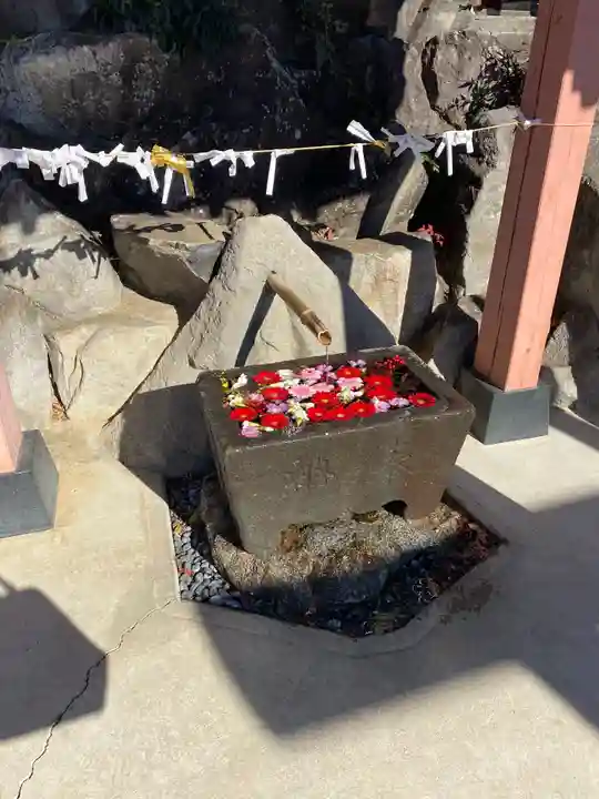 差出磯大嶽山神社 仕事と健康と厄よけの神さまの手水舎