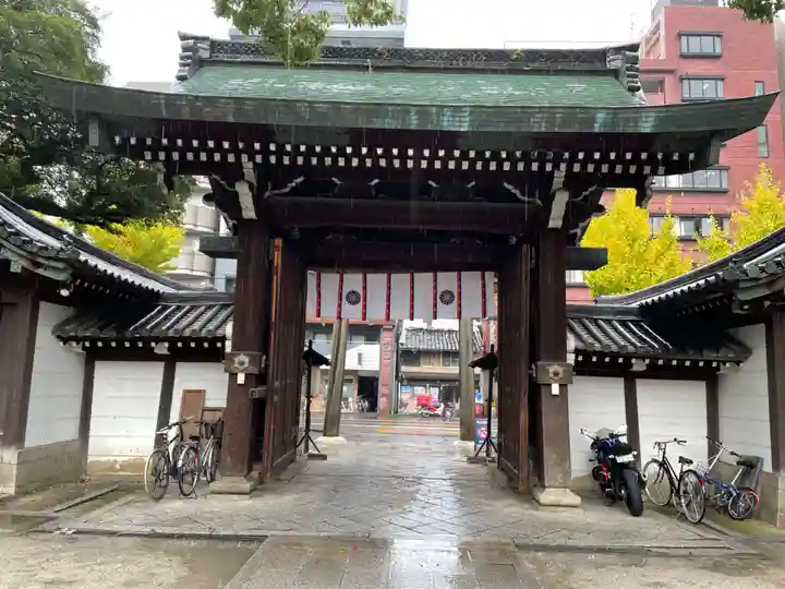 白峯神宮の山門・神門