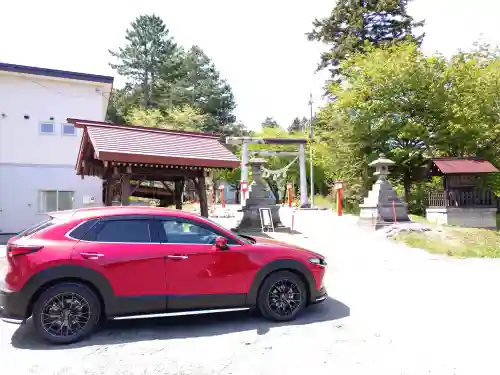 滝上神社の{uncategorized: "未分類", other: "その他", undefined: "問題あり", building: "その他建物", grave: "お墓", sacred_gate: "鳥居", guardian: "狛犬", statue: "像", buddha: "仏像", history: "歴史", nature: "自然", garden: "庭園", animal: "動物", pagoda: "塔", temizu: "手水舎", mountain_gate: "山門・神門", sanctuary: "本殿・本堂", subordinate: "末社・摂社", art: "芸術", scenery: "景色", jizo: "地蔵", ema: "絵馬", goshuin: "御朱印", omikuji: "おみくじ", items: "授与品その他", amulet: "お守り", goshuincho: "御朱印帳", eats: "食事", festival: "お祭り", votive_dance: "神楽", shichigosan: "七五三参", wedding: "結婚式", experience: "体験その他", initially: "初詣", around: "周辺", anti_infection: "感染症対策"}