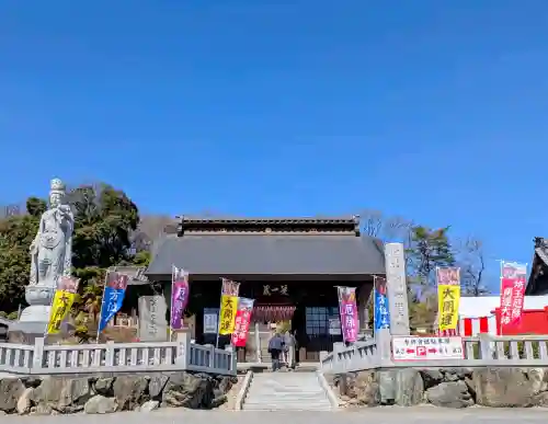 埼玉厄除け開運大師・龍泉寺（切り絵御朱印発祥の寺）の{uncategorized: "未分類", other: "その他", undefined: "問題あり", building: "その他建物", grave: "お墓", sacred_gate: "鳥居", guardian: "狛犬", statue: "像", buddha: "仏像", history: "歴史", nature: "自然", garden: "庭園", animal: "動物", pagoda: "塔", temizu: "手水舎", mountain_gate: "山門・神門", sanctuary: "本殿・本堂", subordinate: "末社・摂社", art: "芸術", scenery: "景色", jizo: "地蔵", ema: "絵馬", goshuin: "御朱印", omikuji: "おみくじ", items: "授与品その他", amulet: "お守り", goshuincho: "御朱印帳", eats: "食事", festival: "お祭り", votive_dance: "神楽", shichigosan: "七五三参", wedding: "結婚式", experience: "体験その他", initially: "初詣", around: "周辺", anti_infection: "感染症対策"}