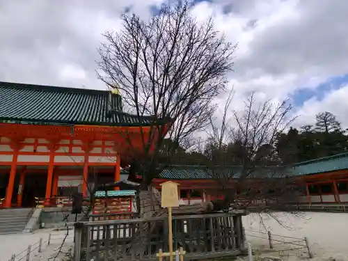 平安神宮の{uncategorized: "未分類", other: "その他", undefined: "問題あり", building: "その他建物", grave: "お墓", sacred_gate: "鳥居", guardian: "狛犬", statue: "像", buddha: "仏像", history: "歴史", nature: "自然", garden: "庭園", animal: "動物", pagoda: "塔", temizu: "手水舎", mountain_gate: "山門・神門", sanctuary: "本殿・本堂", subordinate: "末社・摂社", art: "芸術", scenery: "景色", jizo: "地蔵", ema: "絵馬", goshuin: "御朱印", omikuji: "おみくじ", items: "授与品その他", amulet: "お守り", goshuincho: "御朱印帳", eats: "食事", festival: "お祭り", votive_dance: "神楽", shichigosan: "七五三参", wedding: "結婚式", experience: "体験その他", initially: "初詣", around: "周辺", anti_infection: "感染症対策"}