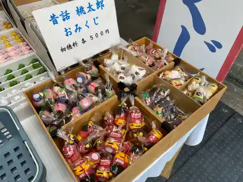 吉備津彦神社の{uncategorized: "未分類", other: "その他", undefined: "問題あり", building: "その他建物", grave: "お墓", sacred_gate: "鳥居", guardian: "狛犬", statue: "像", buddha: "仏像", history: "歴史", nature: "自然", garden: "庭園", animal: "動物", pagoda: "塔", temizu: "手水舎", mountain_gate: "山門・神門", sanctuary: "本殿・本堂", subordinate: "末社・摂社", art: "芸術", scenery: "景色", jizo: "地蔵", ema: "絵馬", goshuin: "御朱印", omikuji: "おみくじ", items: "授与品その他", amulet: "お守り", goshuincho: "御朱印帳", eats: "食事", festival: "お祭り", votive_dance: "神楽", shichigosan: "七五三参", wedding: "結婚式", experience: "体験その他", initially: "初詣", around: "周辺", anti_infection: "感染症対策"}