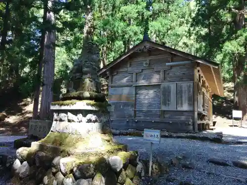 白山中居神社の狛犬