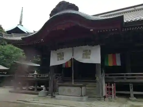 椎尾山薬王院の本殿・本堂