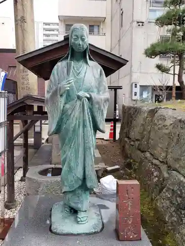 三姉妹神社の像