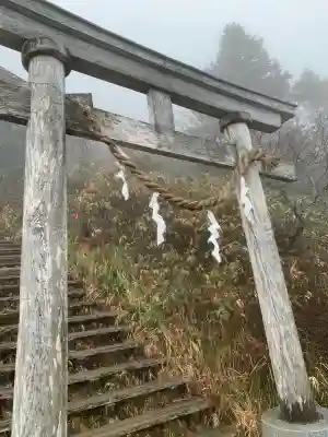 石鎚神社頂上社の{uncategorized: "未分類", other: "その他", undefined: "問題あり", building: "その他建物", grave: "お墓", sacred_gate: "鳥居", guardian: "狛犬", statue: "像", buddha: "仏像", history: "歴史", nature: "自然", garden: "庭園", animal: "動物", pagoda: "塔", temizu: "手水舎", mountain_gate: "山門・神門", sanctuary: "本殿・本堂", subordinate: "末社・摂社", art: "芸術", scenery: "景色", jizo: "地蔵", ema: "絵馬", goshuin: "御朱印", omikuji: "おみくじ", items: "授与品その他", amulet: "お守り", goshuincho: "御朱印帳", eats: "食事", festival: "お祭り", votive_dance: "神楽", shichigosan: "七五三参", wedding: "結婚式", experience: "体験その他", initially: "初詣", around: "周辺", anti_infection: "感染症対策"}