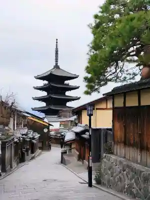 八坂神社(祇園さん)の{uncategorized: "未分類", other: "その他", undefined: "問題あり", building: "その他建物", grave: "お墓", sacred_gate: "鳥居", guardian: "狛犬", statue: "像", buddha: "仏像", history: "歴史", nature: "自然", garden: "庭園", animal: "動物", pagoda: "塔", temizu: "手水舎", mountain_gate: "山門・神門", sanctuary: "本殿・本堂", subordinate: "末社・摂社", art: "芸術", scenery: "景色", jizo: "地蔵", ema: "絵馬", goshuin: "御朱印", omikuji: "おみくじ", items: "授与品その他", amulet: "お守り", goshuincho: "御朱印帳", eats: "食事", festival: "お祭り", votive_dance: "神楽", shichigosan: "七五三参", wedding: "結婚式", experience: "体験その他", initially: "初詣", around: "周辺", anti_infection: "感染症対策"}