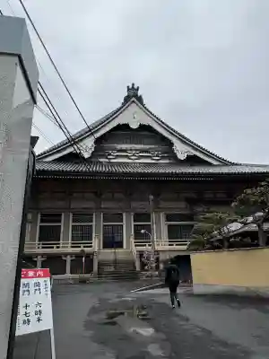 東本願寺の{uncategorized: "未分類", other: "その他", undefined: "問題あり", building: "その他建物", grave: "お墓", sacred_gate: "鳥居", guardian: "狛犬", statue: "像", buddha: "仏像", history: "歴史", nature: "自然", garden: "庭園", animal: "動物", pagoda: "塔", temizu: "手水舎", mountain_gate: "山門・神門", sanctuary: "本殿・本堂", subordinate: "末社・摂社", art: "芸術", scenery: "景色", jizo: "地蔵", ema: "絵馬", goshuin: "御朱印", omikuji: "おみくじ", items: "授与品その他", amulet: "お守り", goshuincho: "御朱印帳", eats: "食事", festival: "お祭り", votive_dance: "神楽", shichigosan: "七五三参", wedding: "結婚式", experience: "体験その他", initially: "初詣", around: "周辺", anti_infection: "感染症対策"}