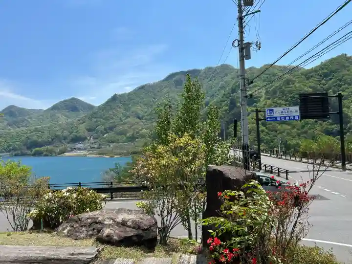 宝登山神社の{uncategorized: "未分類", other: "その他", undefined: "問題あり", building: "その他建物", grave: "お墓", sacred_gate: "鳥居", guardian: "狛犬", statue: "像", buddha: "仏像", history: "歴史", nature: "自然", garden: "庭園", animal: "動物", pagoda: "塔", temizu: "手水舎", mountain_gate: "山門・神門", sanctuary: "本殿・本堂", subordinate: "末社・摂社", art: "芸術", scenery: "景色", jizo: "地蔵", ema: "絵馬", goshuin: "御朱印", omikuji: "おみくじ", items: "授与品その他", amulet: "お守り", goshuincho: "御朱印帳", eats: "食事", festival: "お祭り", votive_dance: "神楽", shichigosan: "七五三参", wedding: "結婚式", experience: "体験その他", initially: "初詣", around: "周辺", anti_infection: "感染症対策"}