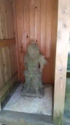 越方神社の像