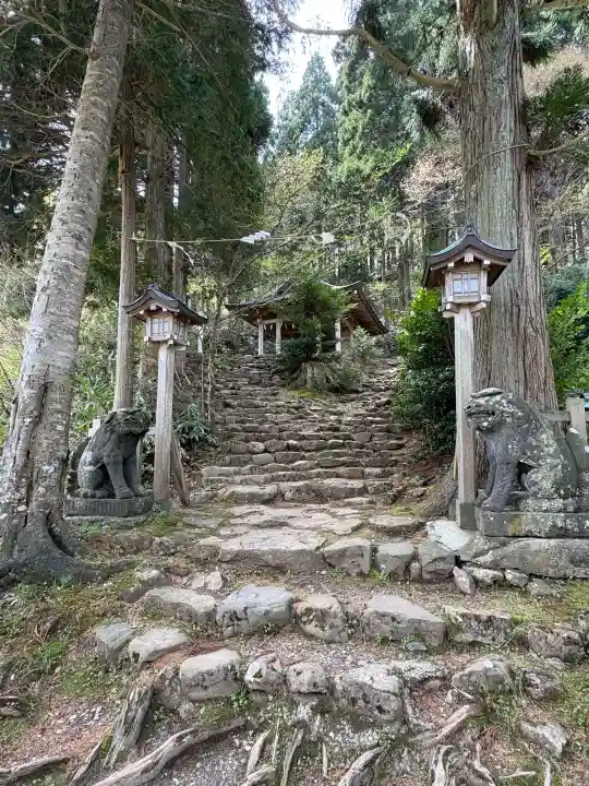 真山神社の{uncategorized: "未分類", other: "その他", undefined: "問題あり", building: "その他建物", grave: "お墓", sacred_gate: "鳥居", guardian: "狛犬", statue: "像", buddha: "仏像", history: "歴史", nature: "自然", garden: "庭園", animal: "動物", pagoda: "塔", temizu: "手水舎", mountain_gate: "山門・神門", sanctuary: "本殿・本堂", subordinate: "末社・摂社", art: "芸術", scenery: "景色", jizo: "地蔵", ema: "絵馬", goshuin: "御朱印", omikuji: "おみくじ", items: "授与品その他", amulet: "お守り", goshuincho: "御朱印帳", eats: "食事", festival: "お祭り", votive_dance: "神楽", shichigosan: "七五三参", wedding: "結婚式", experience: "体験その他", initially: "初詣", around: "周辺", anti_infection: "感染症対策"}
