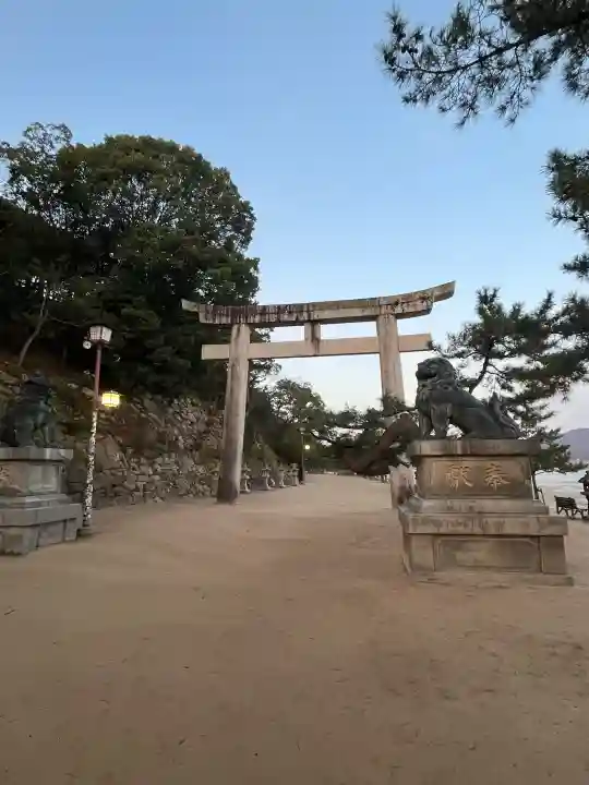 厳島神社の{uncategorized: "未分類", other: "その他", undefined: "問題あり", building: "その他建物", grave: "お墓", sacred_gate: "鳥居", guardian: "狛犬", statue: "像", buddha: "仏像", history: "歴史", nature: "自然", garden: "庭園", animal: "動物", pagoda: "塔", temizu: "手水舎", mountain_gate: "山門・神門", sanctuary: "本殿・本堂", subordinate: "末社・摂社", art: "芸術", scenery: "景色", jizo: "地蔵", ema: "絵馬", goshuin: "御朱印", omikuji: "おみくじ", items: "授与品その他", amulet: "お守り", goshuincho: "御朱印帳", eats: "食事", festival: "お祭り", votive_dance: "神楽", shichigosan: "七五三参", wedding: "結婚式", experience: "体験その他", initially: "初詣", around: "周辺", anti_infection: "感染症対策"}