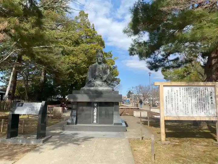 上杉神社の{uncategorized: "未分類", other: "その他", undefined: "問題あり", building: "その他建物", grave: "お墓", sacred_gate: "鳥居", guardian: "狛犬", statue: "像", buddha: "仏像", history: "歴史", nature: "自然", garden: "庭園", animal: "動物", pagoda: "塔", temizu: "手水舎", mountain_gate: "山門・神門", sanctuary: "本殿・本堂", subordinate: "末社・摂社", art: "芸術", scenery: "景色", jizo: "地蔵", ema: "絵馬", goshuin: "御朱印", omikuji: "おみくじ", items: "授与品その他", amulet: "お守り", goshuincho: "御朱印帳", eats: "食事", festival: "お祭り", votive_dance: "神楽", shichigosan: "七五三参", wedding: "結婚式", experience: "体験その他", initially: "初詣", around: "周辺", anti_infection: "感染症対策"}