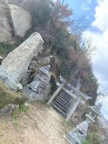 ポンポン山の祠の鳥居