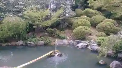 高座石寺の庭園