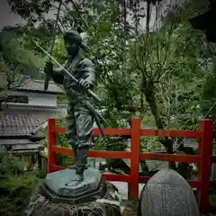 八大神社の像