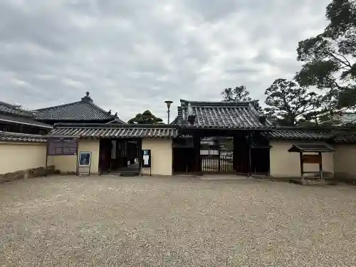 中宮寺の{uncategorized: "未分類", other: "その他", undefined: "問題あり", building: "その他建物", grave: "お墓", sacred_gate: "鳥居", guardian: "狛犬", statue: "像", buddha: "仏像", history: "歴史", nature: "自然", garden: "庭園", animal: "動物", pagoda: "塔", temizu: "手水舎", mountain_gate: "山門・神門", sanctuary: "本殿・本堂", subordinate: "末社・摂社", art: "芸術", scenery: "景色", jizo: "地蔵", ema: "絵馬", goshuin: "御朱印", omikuji: "おみくじ", items: "授与品その他", amulet: "お守り", goshuincho: "御朱印帳", eats: "食事", festival: "お祭り", votive_dance: "神楽", shichigosan: "七五三参", wedding: "結婚式", experience: "体験その他", initially: "初詣", around: "周辺", anti_infection: "感染症対策"}