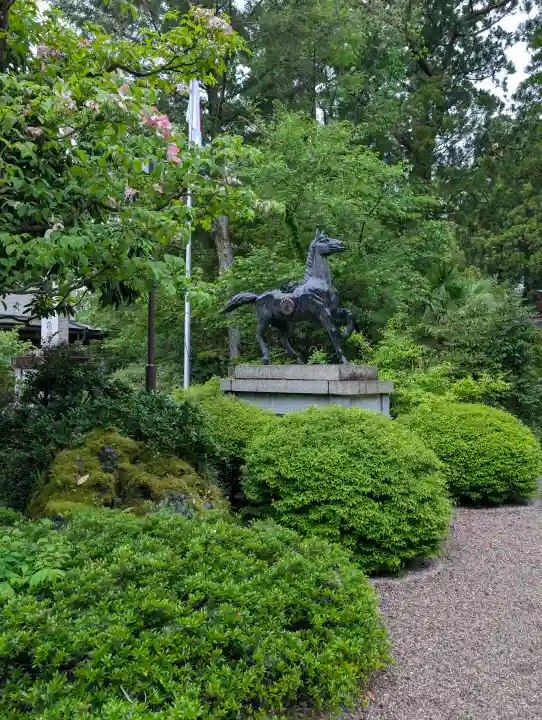 越中一宮 髙瀬神社の{uncategorized: "未分類", other: "その他", undefined: "問題あり", building: "その他建物", grave: "お墓", sacred_gate: "鳥居", guardian: "狛犬", statue: "像", buddha: "仏像", history: "歴史", nature: "自然", garden: "庭園", animal: "動物", pagoda: "塔", temizu: "手水舎", mountain_gate: "山門・神門", sanctuary: "本殿・本堂", subordinate: "末社・摂社", art: "芸術", scenery: "景色", jizo: "地蔵", ema: "絵馬", goshuin: "御朱印", omikuji: "おみくじ", items: "授与品その他", amulet: "お守り", goshuincho: "御朱印帳", eats: "食事", festival: "お祭り", votive_dance: "神楽", shichigosan: "七五三参", wedding: "結婚式", experience: "体験その他", initially: "初詣", around: "周辺", anti_infection: "感染症対策"}