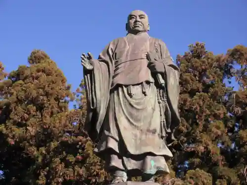 富士山法華本門寺根源の像