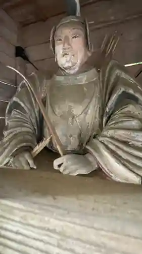 登米神社の像