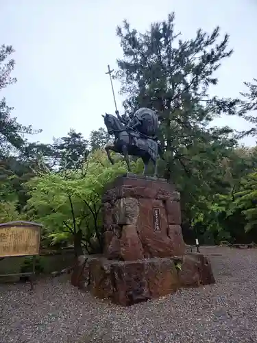 尾山神社の像