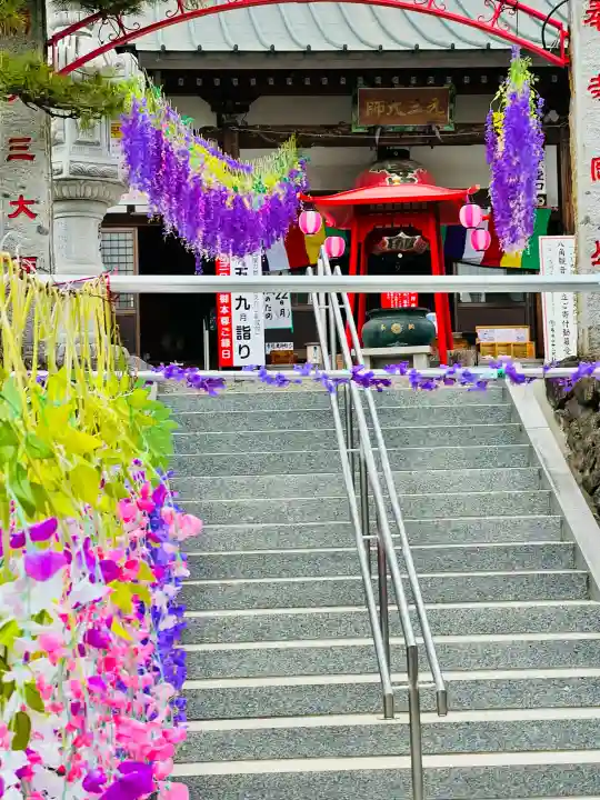 寺岡山元三大師の{uncategorized: "未分類", other: "その他", undefined: "問題あり", building: "その他建物", grave: "お墓", sacred_gate: "鳥居", guardian: "狛犬", statue: "像", buddha: "仏像", history: "歴史", nature: "自然", garden: "庭園", animal: "動物", pagoda: "塔", temizu: "手水舎", mountain_gate: "山門・神門", sanctuary: "本殿・本堂", subordinate: "末社・摂社", art: "芸術", scenery: "景色", jizo: "地蔵", ema: "絵馬", goshuin: "御朱印", omikuji: "おみくじ", items: "授与品その他", amulet: "お守り", goshuincho: "御朱印帳", eats: "食事", festival: "お祭り", votive_dance: "神楽", shichigosan: "七五三参", wedding: "結婚式", experience: "体験その他", initially: "初詣", around: "周辺", anti_infection: "感染症対策"}