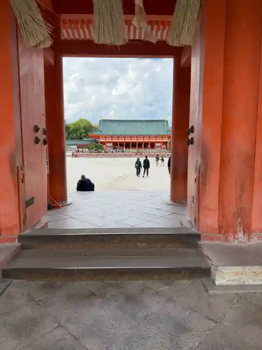平安神宮の{uncategorized: "未分類", other: "その他", undefined: "問題あり", building: "その他建物", grave: "お墓", sacred_gate: "鳥居", guardian: "狛犬", statue: "像", buddha: "仏像", history: "歴史", nature: "自然", garden: "庭園", animal: "動物", pagoda: "塔", temizu: "手水舎", mountain_gate: "山門・神門", sanctuary: "本殿・本堂", subordinate: "末社・摂社", art: "芸術", scenery: "景色", jizo: "地蔵", ema: "絵馬", goshuin: "御朱印", omikuji: "おみくじ", items: "授与品その他", amulet: "お守り", goshuincho: "御朱印帳", eats: "食事", festival: "お祭り", votive_dance: "神楽", shichigosan: "七五三参", wedding: "結婚式", experience: "体験その他", initially: "初詣", around: "周辺", anti_infection: "感染症対策"}